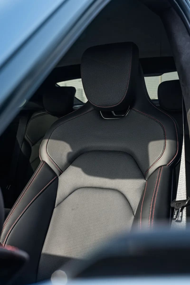 Comfortable and Smart Interior — D-shaped steering wheel, HUD