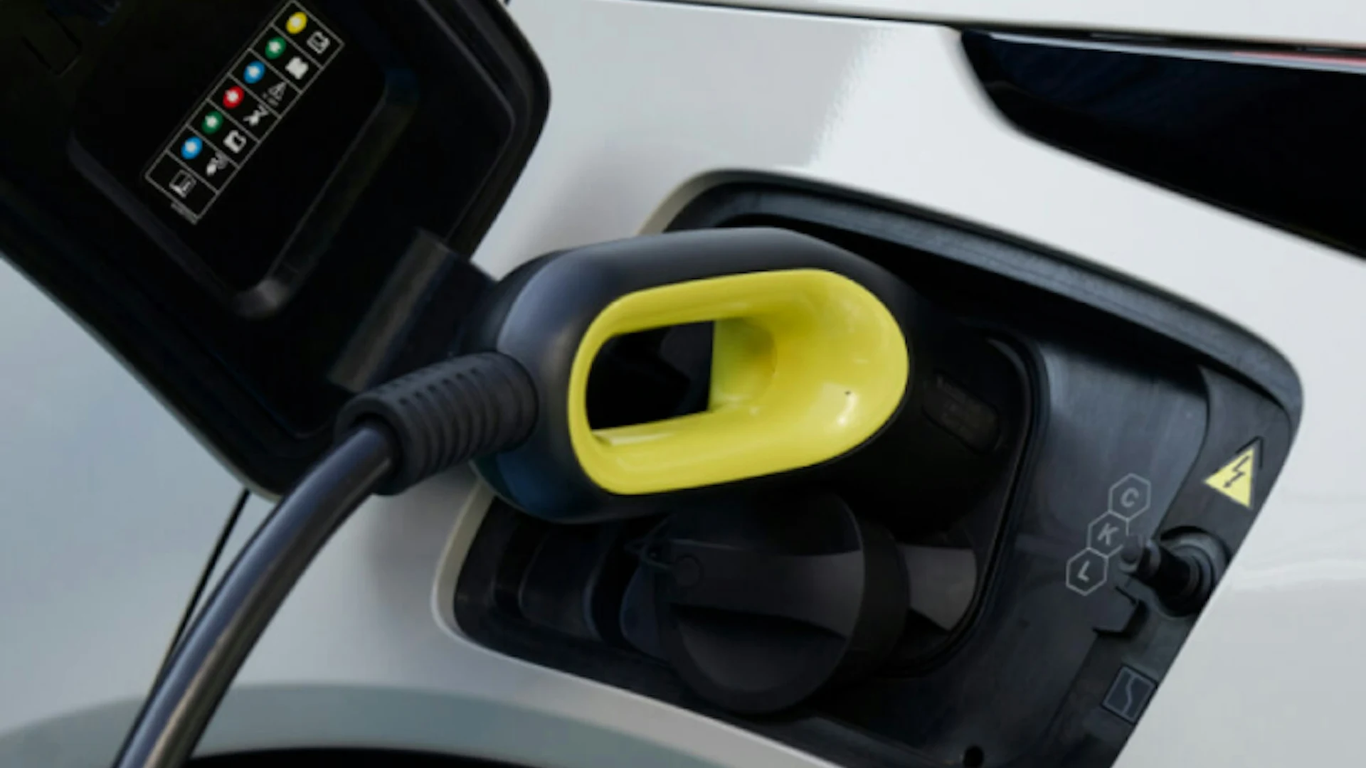 415 km WLTP — 10–80 % in 18 minutes at 230 kW DC